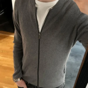 Grå kofta från Massimo Dutti - Snygg grå kofta från Massimo Dutti. Den har en dragkedja framtill och långa ärmar. Perfekt för en stilren look. Utan deffekter eller tecken på användning. Storlek S. Prismer kan diskuteras och hör gärna av dig vid fler frågor eller funderingar🥂