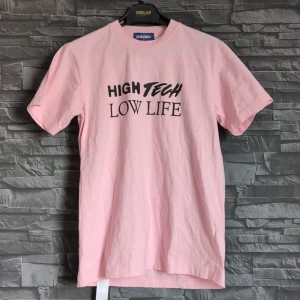 Råsa devastates t shirt  - Tja! säljer min jätte snygga devastates t shirt som inte kommit till användning köpt för runt 699 jättebra skick aldrig använt bara liger i min garderob och tagit upp plats så nu säljer den hör av dig minstinträff intresse pris inte spikat