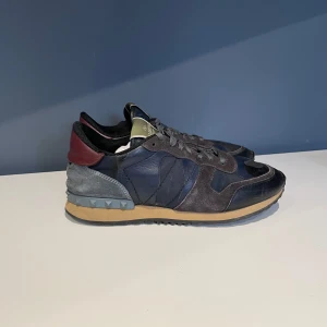 Valentino rockruners 42-43  - Märke:valentino rockruners, storlek:42-43, skick:8/10 pris:1299, vid frågor och funderingar är de bara och höra av sig ⚜️