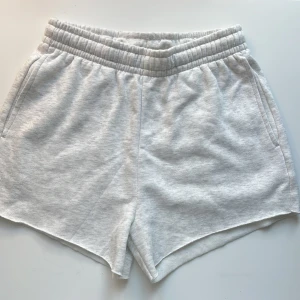 Grå mjukisshorts  - Super mjuka shorts från H&M. Aldrig använda, kom privat vid frågor 💓De sitter som en XS