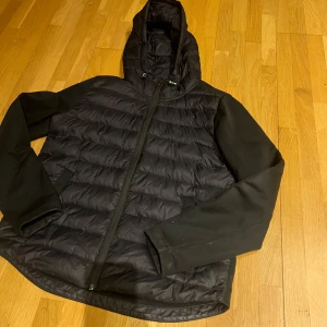 Svart Cardigan från Polo Ralph Lauren - Skön vårjacka/cardigan från polo ralph lauren. Size M fits S också inga fel eller flaws