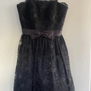Svart spetsklänning - Svart klänning som inte kommer till användning. Superfin på 🖤