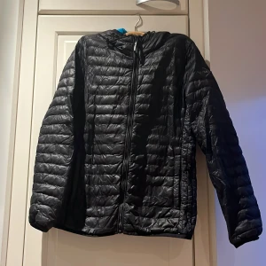 Tunn jacka från Replay💙🖤 - Tunn jätte fin tunn jacka från replay🖤storlek XS💙Andvänd några gånger🖤Blå innefärg💙