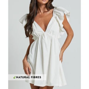 Vit klänning med volangdetaljer - jättefin klänning till studenten eller midsommar eller sommar, aldrig använd. säljer endast för jag hittat en annan klänning till studenten.