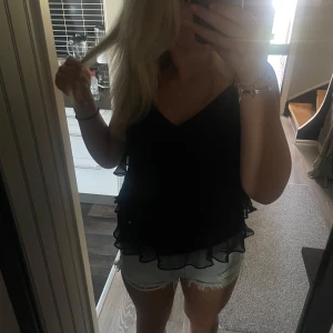 Ljusblåa jeans shorts  - Säljer mina ljusblåa jeansshorts från Zalando i storlek S, är i super bra skick då jag använt dom väldigt sällan💕