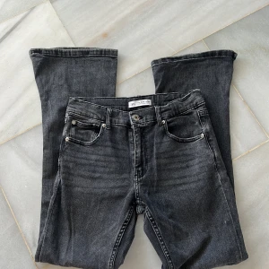 Svarta jeans från Zara - Snygga svarta lågmidjade bootcut jeans från Zara i storlek 164 med slits. 