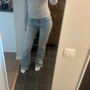 Ljusblå jeans med bootcut - Snygga ljusblå jeans med bootcut använt 1 gång☺️