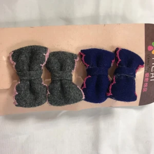 Färgglada rosettformade ull  hårklämmor - Säljer ett set med söta rosettformade hårklämmor i olika färger. Klämmorna är dekorerade med kontrasterande sömmar och finns i färgerna grå, blå, svart, lila och röd. Perfekta för att ge en färgglad touch till din frisyr! 39kr/2par /bild , helt ny 