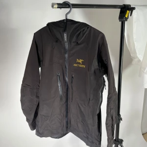 Arcteryx Alpha SV 24K Black (2017) - Säljer min Arcteryx Alpha SV skaljacka från 2017, Jackan sitter som S/M.  Fler detaljerade bilder kan skickas ifall det behövs. Den är extremt bra skick för att ha använts året runt i så många år. Den har inte blivit sliten eller något efter 5 år av användning. Riktigt sjuk kvalité på jackan 