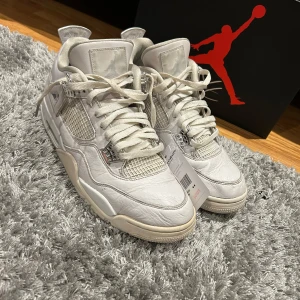 Air jordan 4 - Snygga vita Nike Air Jordans med klassisk design och snörning. Skorna har en stilren look med detaljer i silver och en robust sula. Perfekta för sneaker-entusiaster som vill ha en tidlös stil. Pris kan diskuteras. Pure money 4