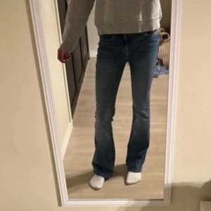 Blå jeans med bootcut - Snygga blå jeans med bootcut-stil. Perfekta för en avslappnad look. De har en klassisk design med en bekväm passform.