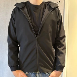 Sail Racing softshell jacka  - Sail racing windbraker/softshell jacka | skick 8/10 | Nypris 1500 | Modellen är 178 och väger 63 | Skriv vid funderingar! 
