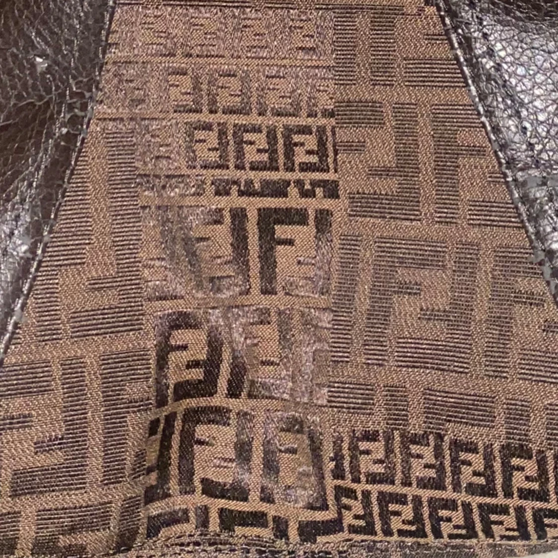 Brun axelväska med mönster - 1