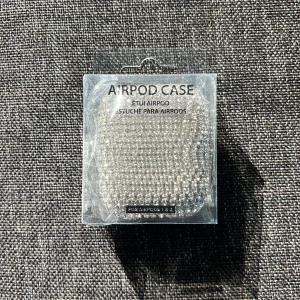 Glittrigt AirPod-fodral - Snyggt och glittrigt AirPod-fodral som passar både generation 1 och 2. Perfekt för att ge dina AirPods en extra touch av stil och skydd. Fodralet är täckt med glittrande detaljer som fångar ljuset och ger en lyxig känsla.