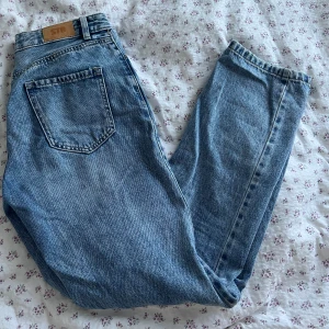 Stradivarius straight jeans - Jättefint skick, använda 1 gång, stretschiga. Storlek 36
