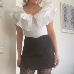 Vit Zara volangbody - Vit volangbody från Zara. Passar mig som vanligtvis bär storlek S.
