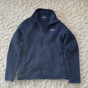 Patagonia fleece - Blå patagonia fleecejacka i mycket fint skick utan tecken på användning. Storlek S/XS. Skriv vid funderingar