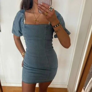 Jeansklänning  - Snygg Jeansklänning i stretchigt material. Jag är 168 och det är mina bilder, köp via köp nu direkt eller Swish, kvar tills markerad som såld 💕