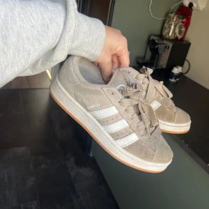 Beige Adidas Campus sneakers - Beiga adidas campus, köpta förra sommarn och använda några månader så i relativt bra skick! Priset går att diskutera vid snabb affär🩷