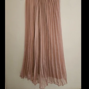 Långkjol - Elastiskt band I midjan. Oanvänd, inga defekter.