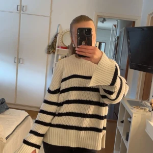 Stickad tröja - En snygg och söt stickad tröja med slits både vid midjan i slutet, samt vid händerna. Sparsamt använd och i mycket fint skick!🩷