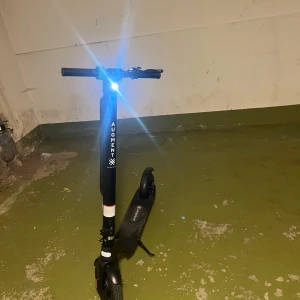 Svart elscooter från Augment - Säljer en svart elscooter från Augment med fram- och bakljus. Scootern har en robust design med en ståplatta och handtag i svart. Perfekt för smidig transport i stadsmiljö. Köp direkt eller ge prisförslag 