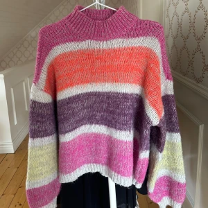 Färgglad randig stickad tröja - Säljer en mysig och varm stickad tröja i fint skick🧡🌸