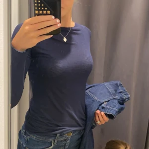 Mörkblå Intimissimi tröja - Säljer min intimissimi tröja då jag inte använder den längre💞Har några slitage här och där så säljer den för ett billigt pris jämfört med vad jag köpte den för💞 Pris kan diskuteras💞