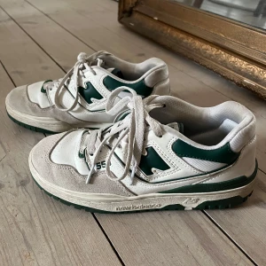 Vita och gröna sneakers från New Balance - Snygga vita sneakers med gröna detaljer från New Balance. 