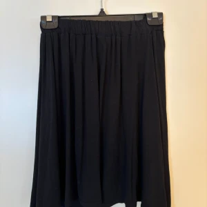 Svart kjol - Svart trikå kjol med resår i midjan storlek S. Använd få gånger🖤