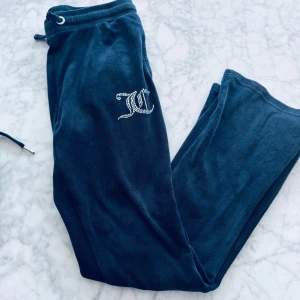 Juicy byxor 10/11 år - Två par juicy byxor i storlek 10/11 år.  Finns vid Liljeholmskajen eller kan skickas mot fraktkostnad 