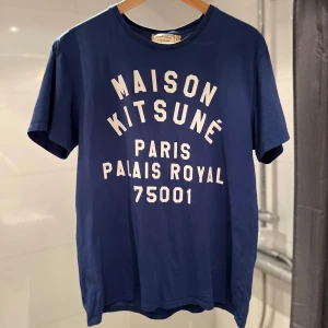 Maison Kitsuné t-shirt  - Mörkblå Maison Kitsuné t-shirt som ej går att köpa längre! Mycket bra skick | Nypris: 1400kr - Mitt pris: 399kr | pris går att diskutera vid snabb affär! 