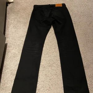 Levis 501 jeans - Säljer ett par klassiska svarta Levi's 501 jeans. Endast använda en gång ! Storlek W30 L34, skriv om du undra något:)