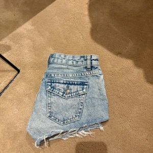 Blå jeansshorts från Pull&Bear - Säljer ett par snygga blå lågmidjade jeansshorts från Pull&Bear. De är i mycket bra skick och säljs inte längre på hemsidan. Skriv för mer bilder eller vid intresse. 