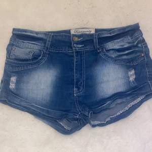 Snygga blå jeansshorts från Redseventy med 5 fickor och en ”2000-talet” och ”tvättad”  look. Säljer ganska billigt💗🪽