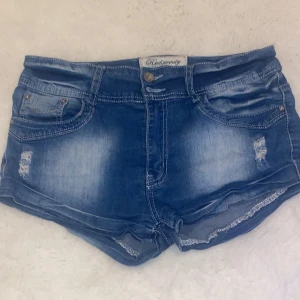 Blå jeansshorts från Redseventy - Snygga blå jeansshorts från Redseventy med 5 fickor och en ”2000-talet” och ”tvättad”  look. Säljer ganska billigt💗🪽
