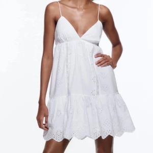 Vit klänning - Säljer denna trändiga klänningen ifrån Zara på grund av att den är för liten för mig.❤️