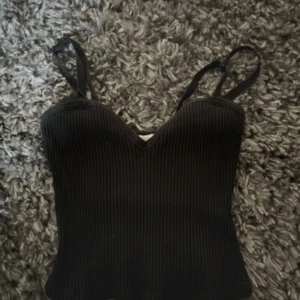 Linne - Fint zara linne som är använt enbart en gång!!💕 i storlek s men liten i storlek