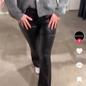 Svarta skinnbyxor - Snygga svarta skinnbyxor med en tight passform. Perfekta för en trendig look. Byxorna har en slät yta och ger en cool stil.