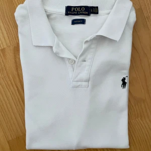 Vit pikétröja från Ralph Lauren - Säljer en riktigt snygg vit pikétröja från Ralph Lauren i storlek L. Priset är ej hugget i sten så kom gärna med prisförslag och tveka inte på att höra av dig vid frågor. 