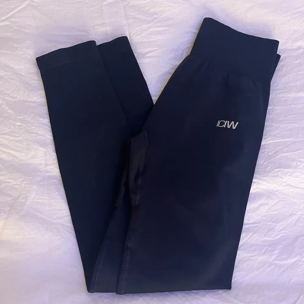 Snygga svarta leggings från ICANIWILL med mellan midja. Perfekta för träning eller en avslappnad dag. Tillverkade i ett stretchigt material för bästa komfort. Skriv för frågor eller köp💗. Farkut & Housut.