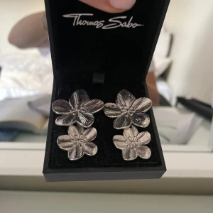 Silverörhängen i blomform från Thomas Sabo - Eleganta silverörhängen i form av blommor. Perfekta för att ge en stilfull touch till din outfit. 