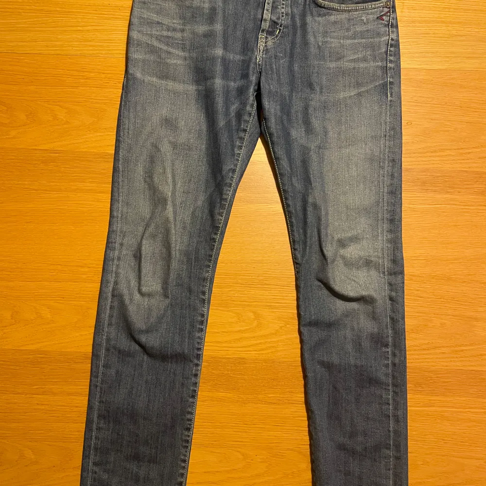Riktigt goa jeans. Sitter ungefär som George och är slimfit. Inga defekter o är som nyskick. Lite slitningar på fickorna som ska vara där. Vid snabb affär kan jag gå ner i pris!! Fråga vid funderingar!😊. Farkut & Housut.