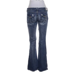 Lågmidjade jeans - Jätte snygga lågmidjade jeans, bra skick men lite slitna. Säljer dem eftersom att dom inte passade mig.   Midjemått rakt över midjan: 42 cm Innerbenslängd: 84 cm Ytterbenslängd: 1 meter