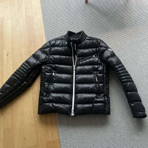 Moncler  - Säljer nu min moncler jacka som är ca 2 år gammal. Perfekt nu som vår/höst jacka. Självklart äkta, tänker att om de är fler frågor så e de bara att höra av sig:)