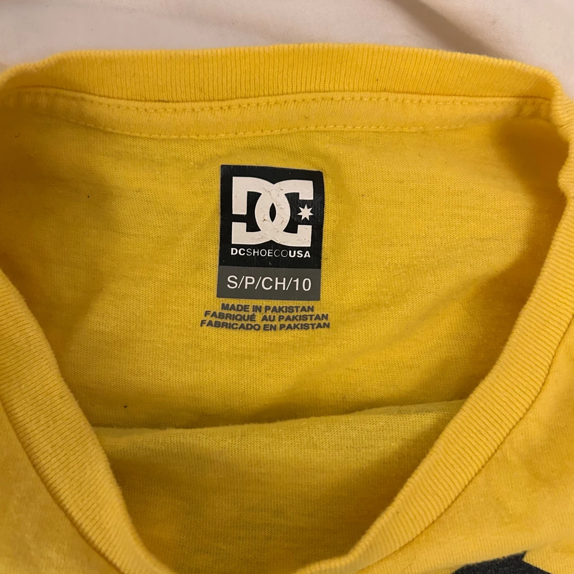 Gul t-shirt från DC Shoes - 1