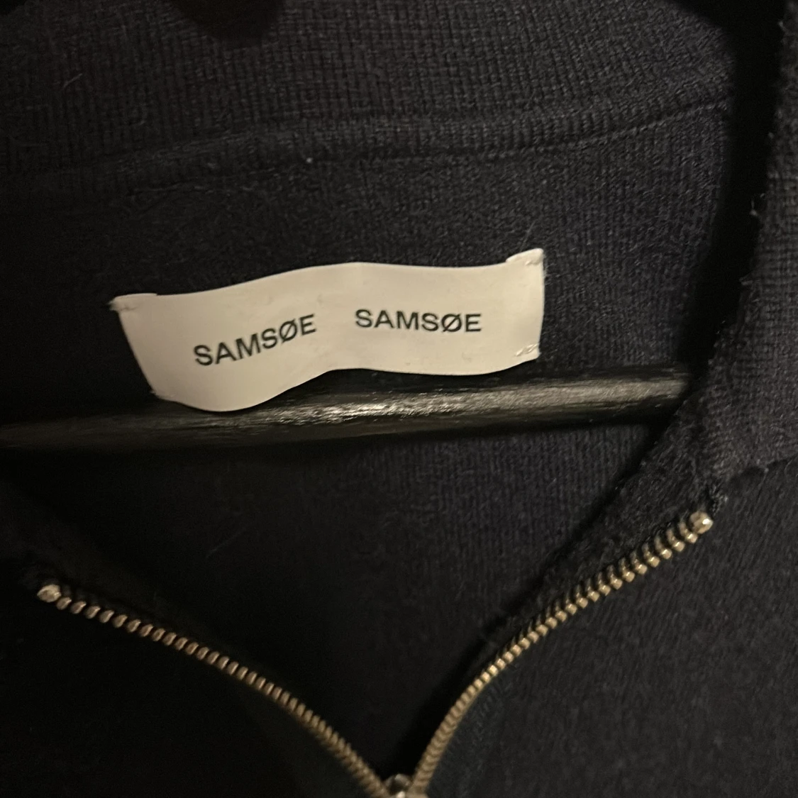 Mörkblå tröja med dragkedja från Samsøe Samsøe - 3