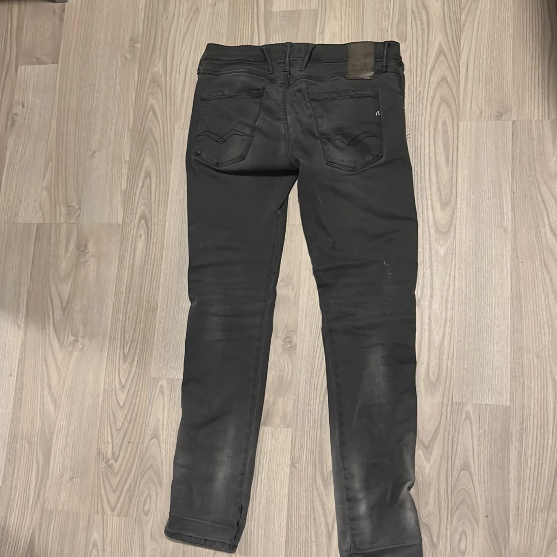 Gråa Replay Anbass jeans   - 1