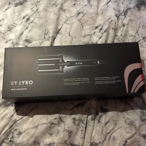 Ariel Hair Waver från By Lyko - Säljer min Ariel Hair Waver från By Lyko då min pappa råka köpa fel storlek därför säljer jag denna. Har aldrig använt den utan den har bara legat i förpackning. Den ger stora, studsiga vågor på några sekunder. Perfekt för att skapa en snygg och voluminös look. 
