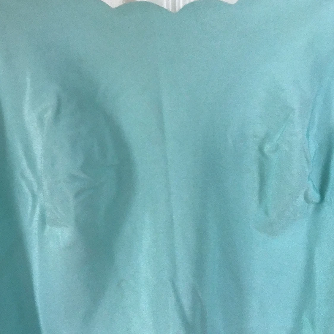 Mintgrön linne sloggi Light med broderad detalj.  - 2